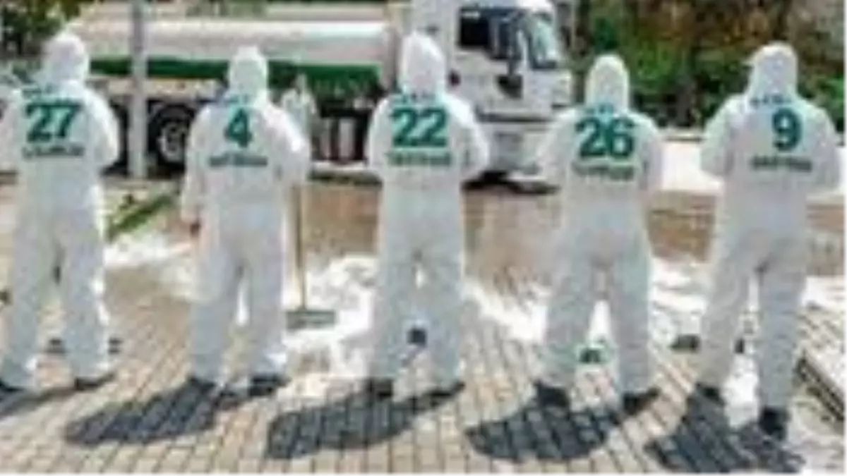 Kestel Belediyesi görevlileri, dezenfeksiyon çalışmalarını Bursaspor\'un şampiyon kadrosunu tulumlara işleyerek yapıyor