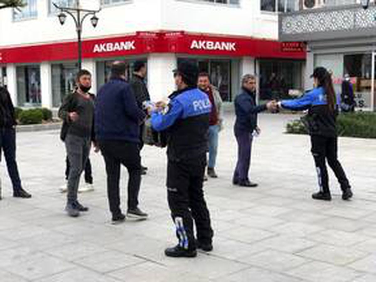 Kırşehir\'de polis ekipleri maske dağıttı