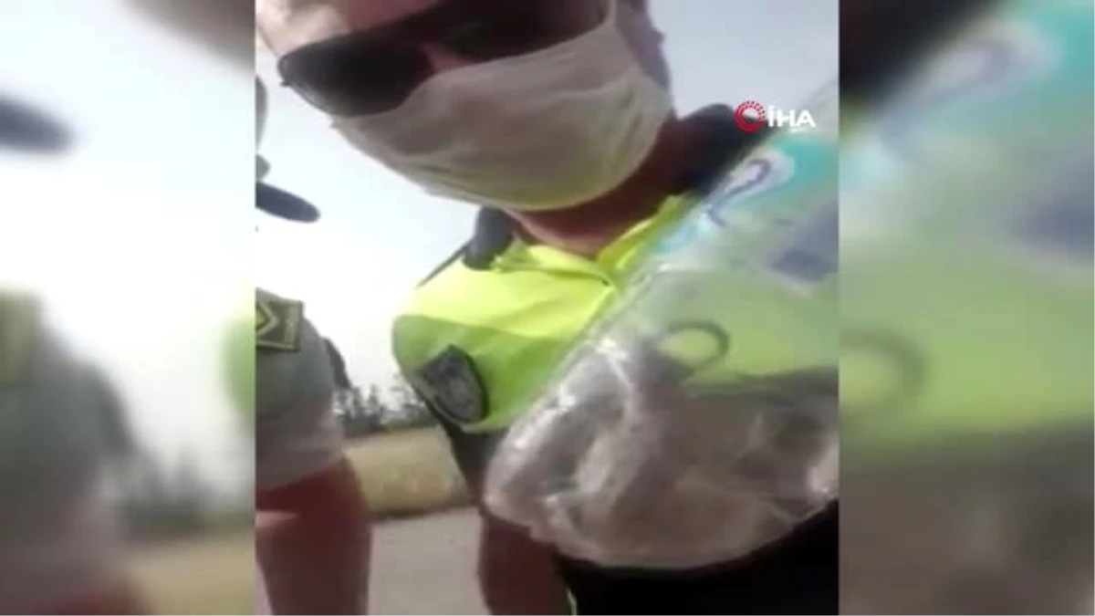 KKTC\'de pet şişe içine konulan yılanı polisler kurtardı