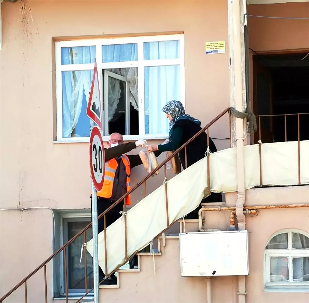 Kocaeli\'de imam ve hayırseverler, vatandaşların ihtiyaçlarını karşılıyor