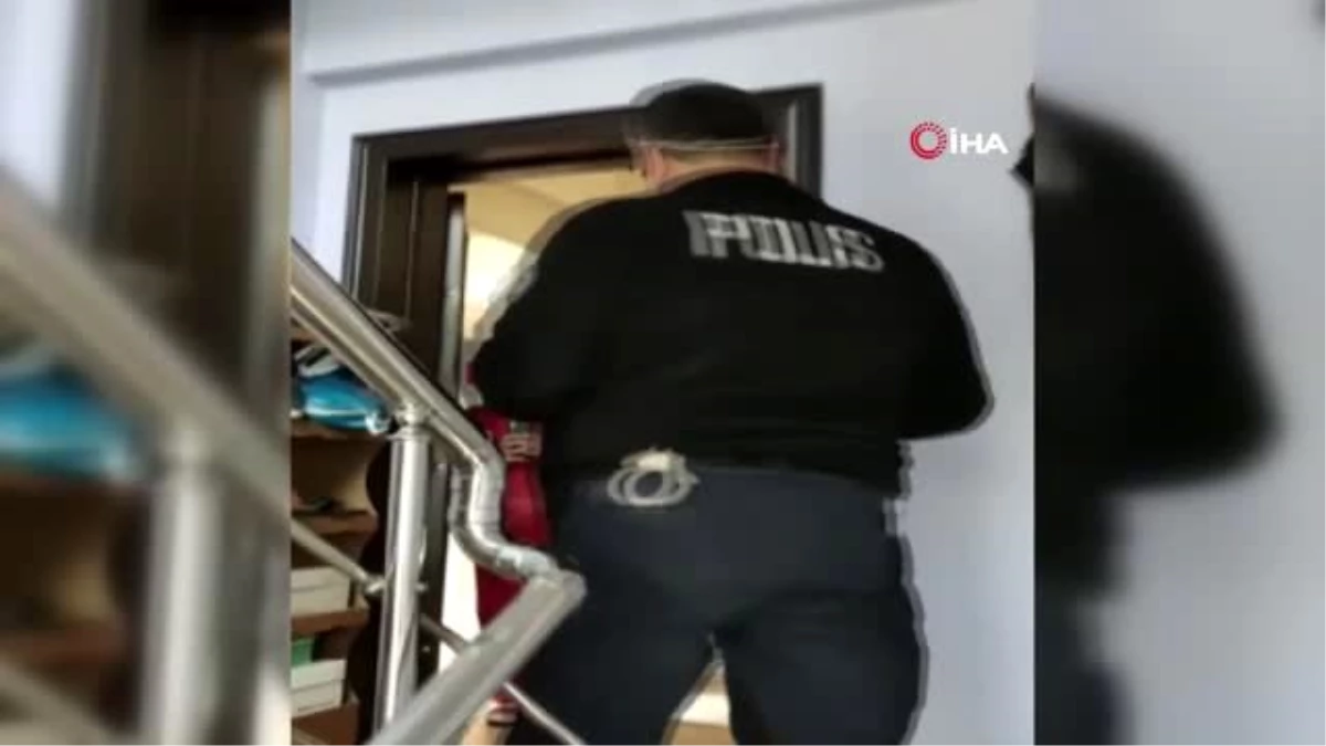 Minik Ömer\'in istediği Türk bayrağını polisler kapısına getirdi