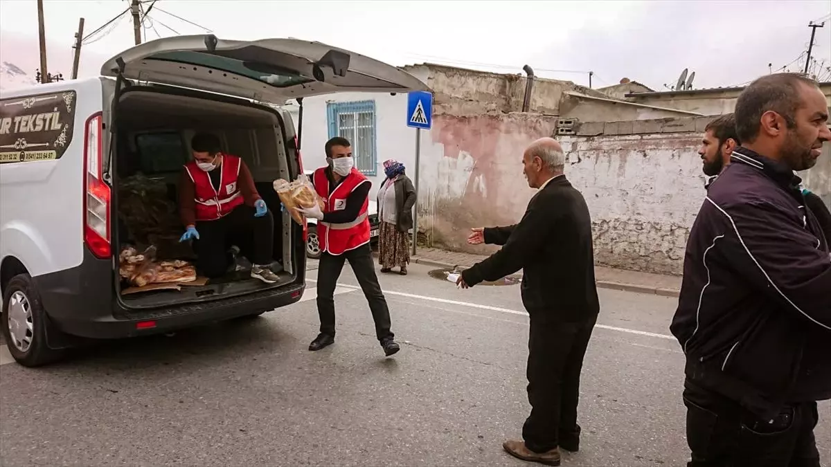 Türk Kızılaydan ramazan pidesi servisi