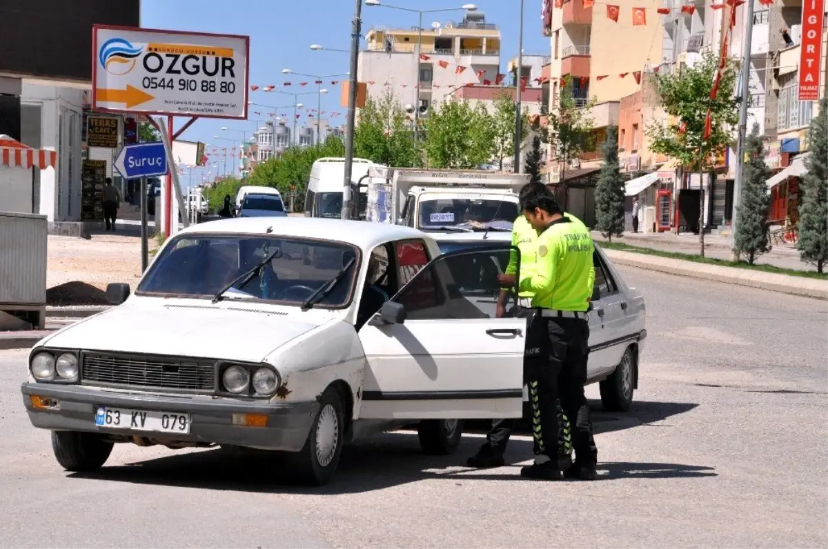 Akçakale\'de yol kontrolleri devam ediyor