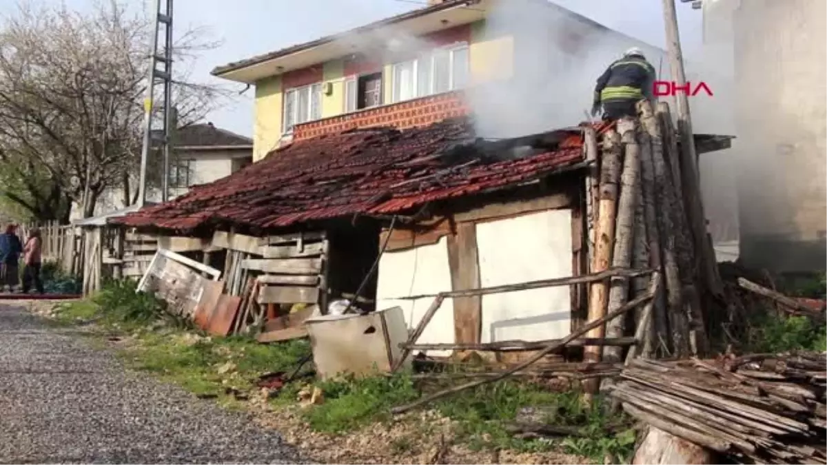 BOLU İftar için ekmek yaparkan odunluğu yaktılar