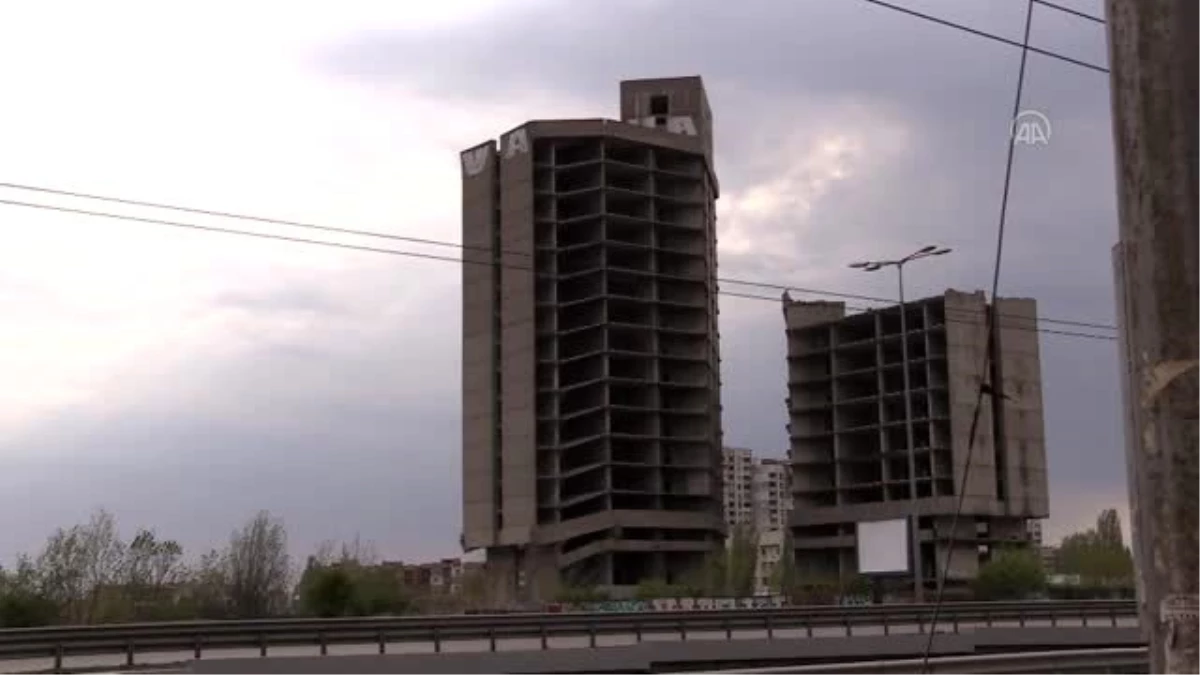Bulgaristan\'da 17 katlı binanın patlayıcı ile yıkım anı