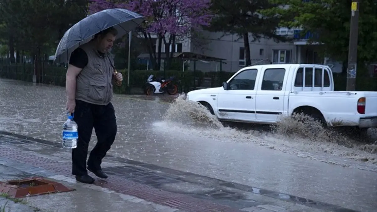 Edirne\'de 10 dakikalık sağanak yağış sonrasında kent göle döndü