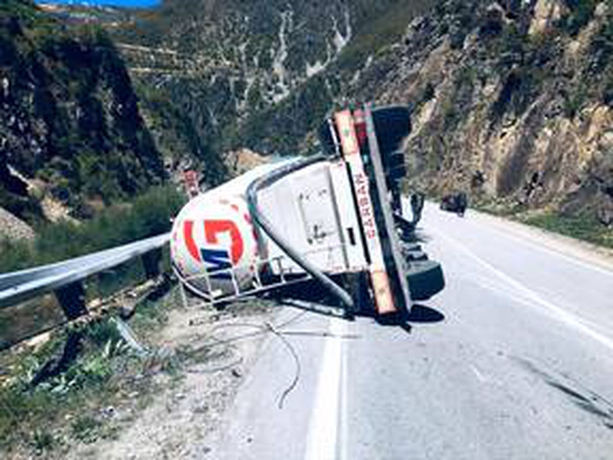Gümüşhane\'de tanker devrildi: 1 yaralı