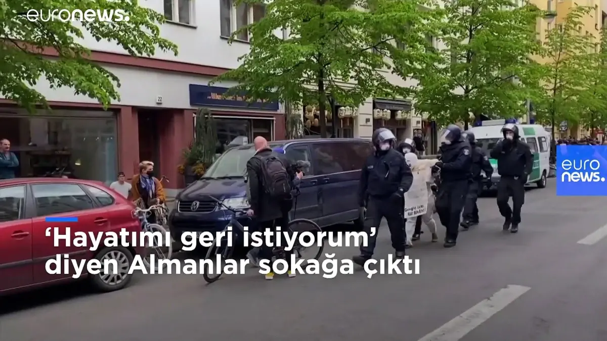 \'Hayatımı geri istiyorum\' diyen Almanlar sokağa çıktı, polis çok sayıda göstericiyi gözaltına aldı