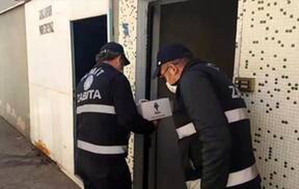 Kocaeli\'de evden çıkamayan çocuğa zabıtadan doğum günü sürprizi