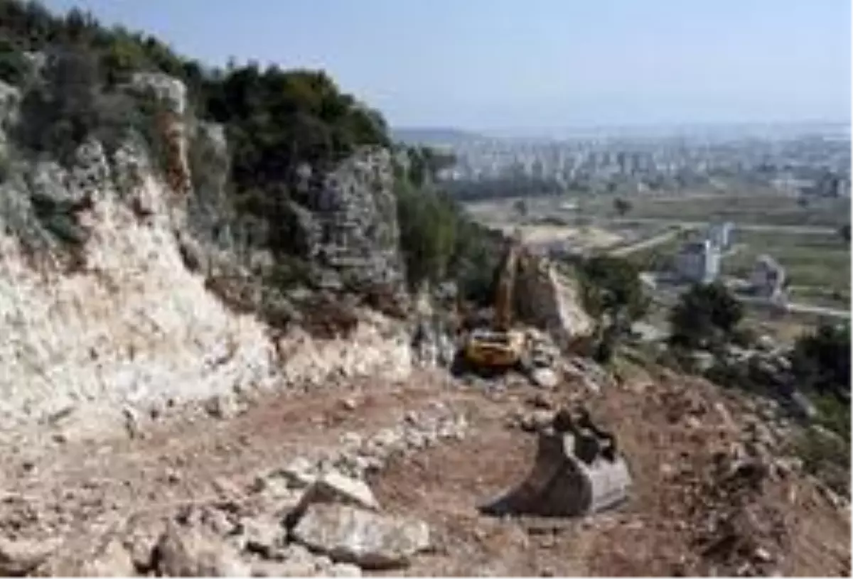 Masa Dağındaki yol yapımı için kayalar kesildi