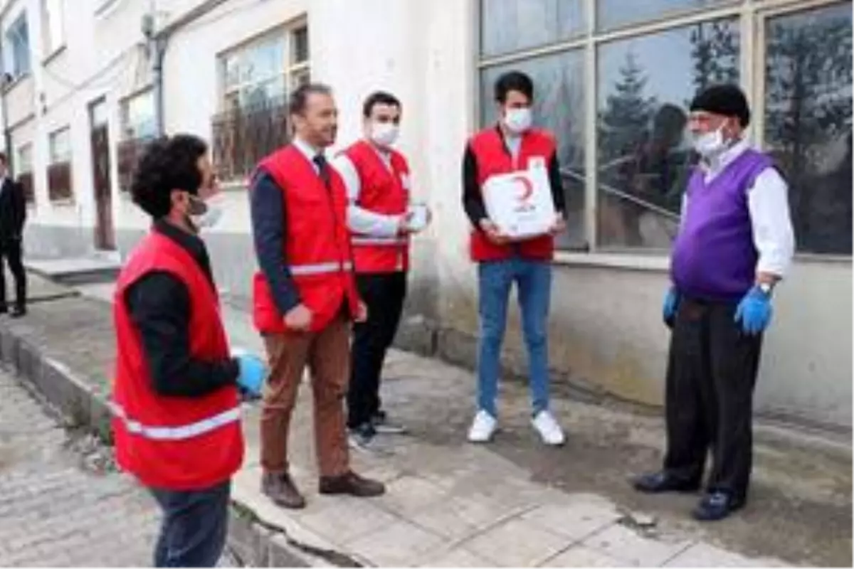 Memleketlerine gitmek yerine yardım kolisi dağıtıyorlar