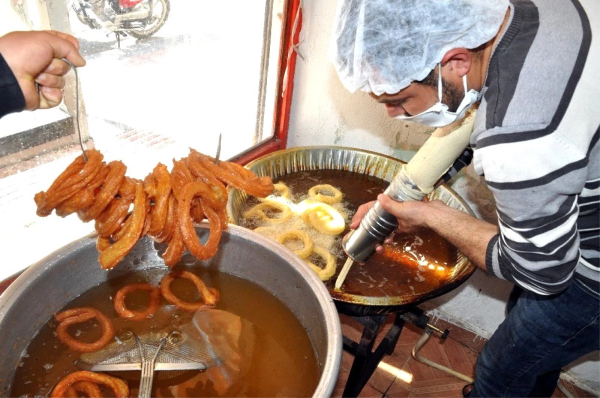 Ramazan ayının vazgeçilmez tatlıları görücüye çıktı
