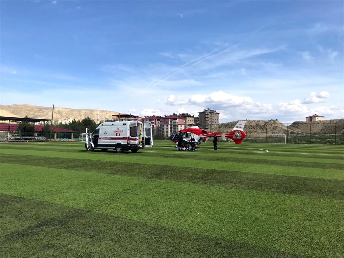 Ambulans helikopter kalbi duran yaşlı hasta için havalandı