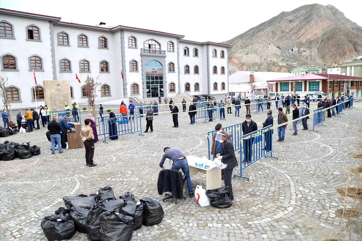 Erzurum\'un Oltu ilçesinde vatandaşlara 10 bin maske dağıtıldı