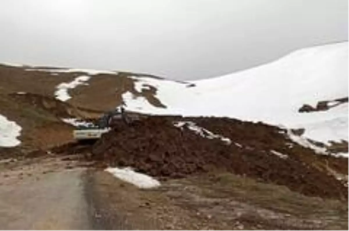 Heyelanın kapattığı yol tekrar ulaşıma açıldı