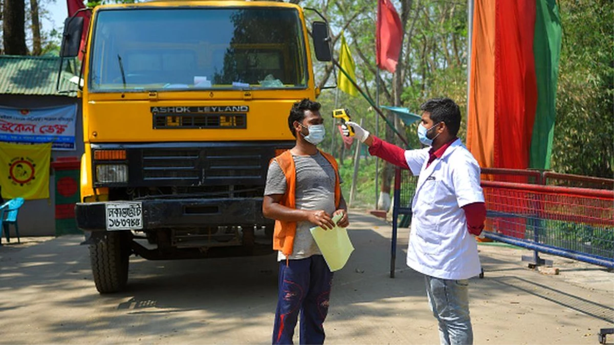 Hindistan\'da "canı sıkılan" kamyon şoförü arkadaşlarıyla iskambil oynadı, 25 kişiye virüs bulaştırdı