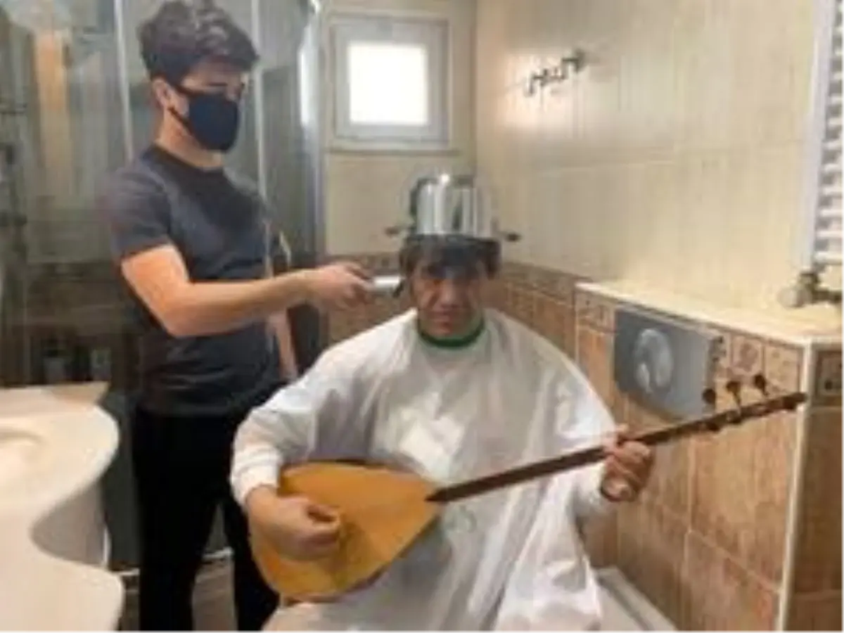 Kafasına tencereyi geçiren türkücü \'tas tıraşı\' oldu