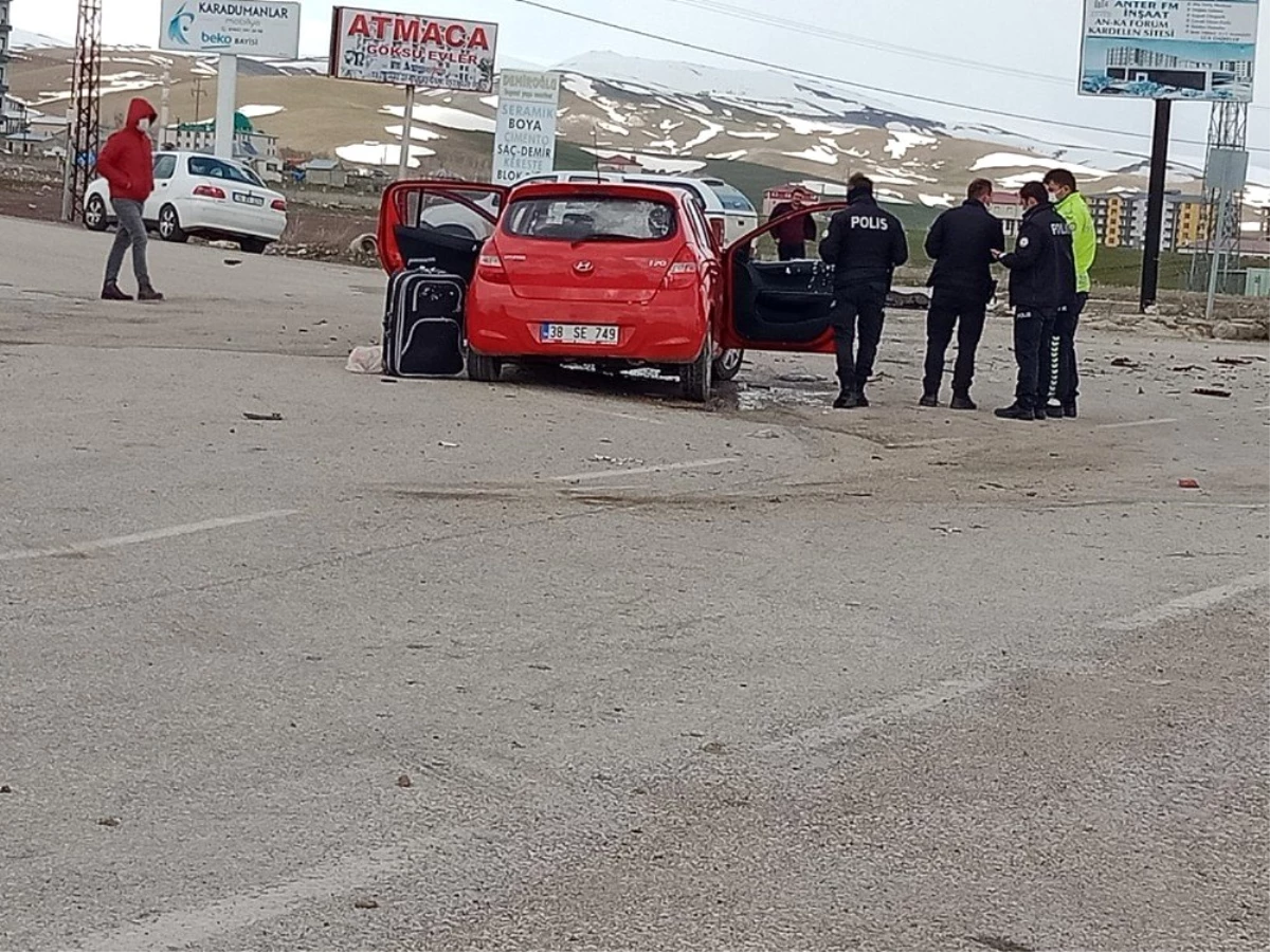 Karayazı\'da trafik kazası: 3 yaralı