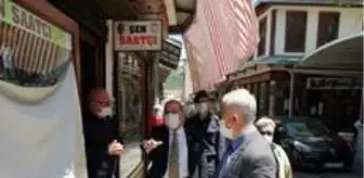 Kaymakam Caner Yıldız vatandaşa maske dağıttı