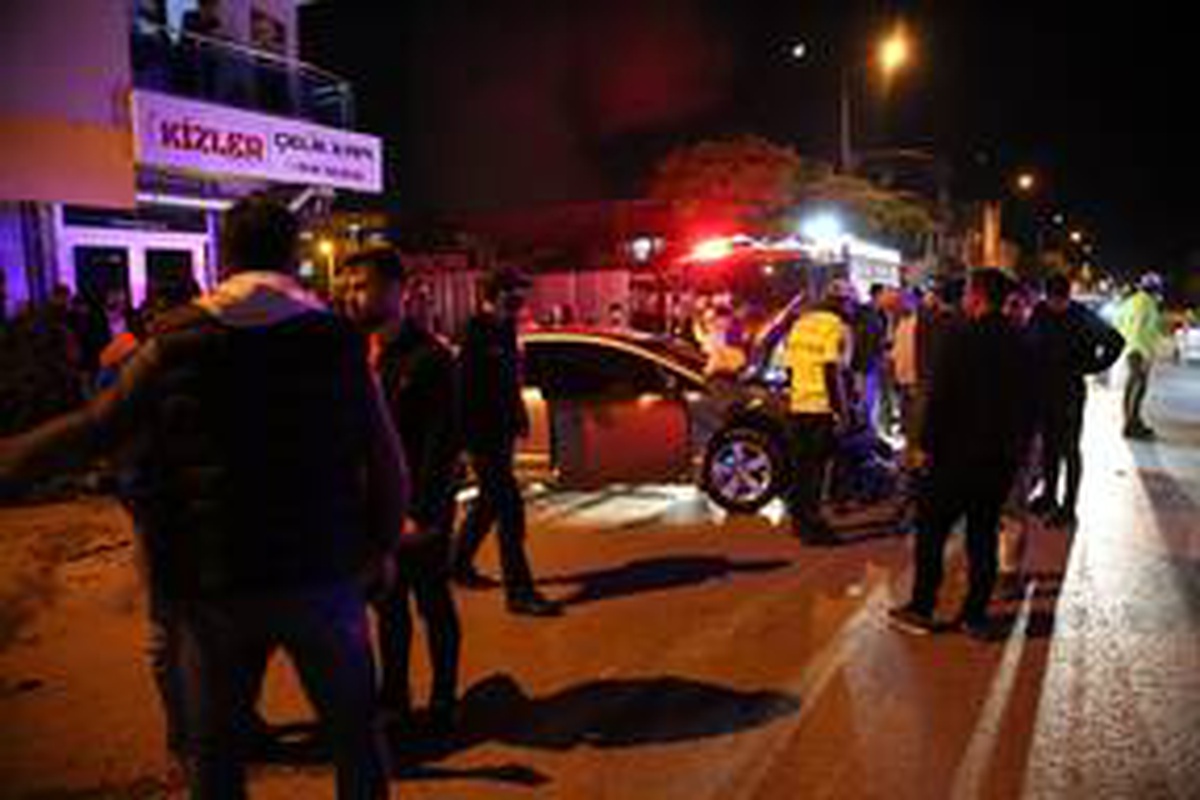 Manisa\'da iki otomobil çarpıştı: 2 yaralı