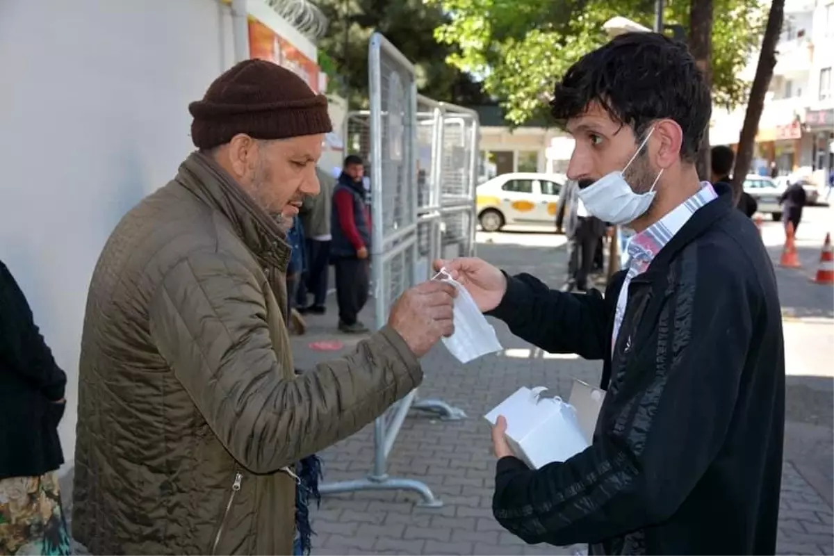 Maske dağıtan ekiplere eldiven tepkisi