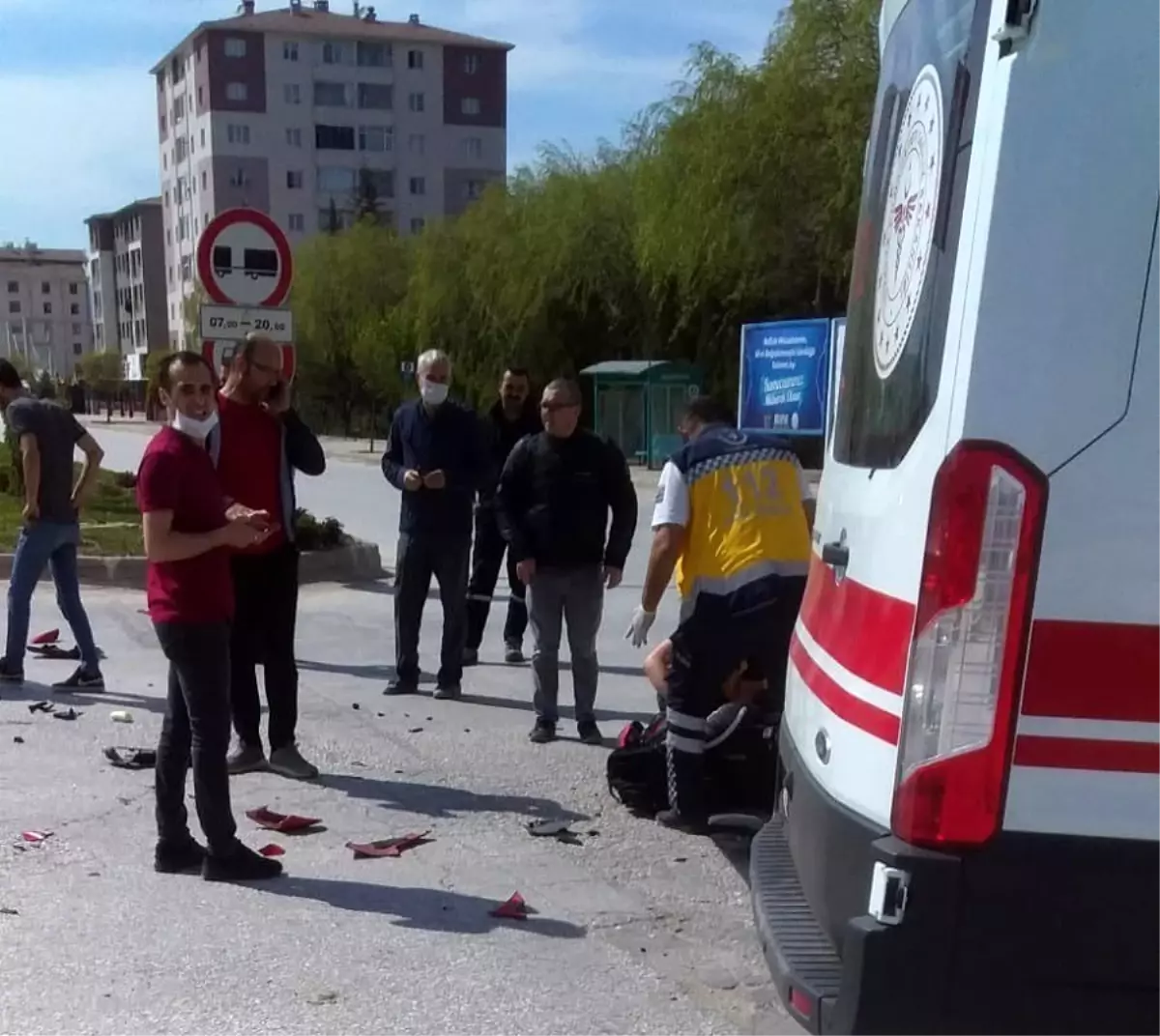 Motosiklet ile ambulans çarpıştı; 1 yaralı