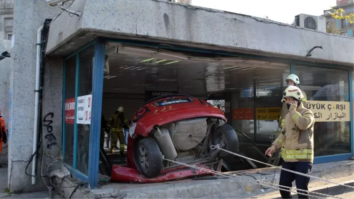 Otobüse çarpan araç sürücüsü, hakimiyetini kaybederek Aksaray Yeraltı Çarşısı\'na uçtu