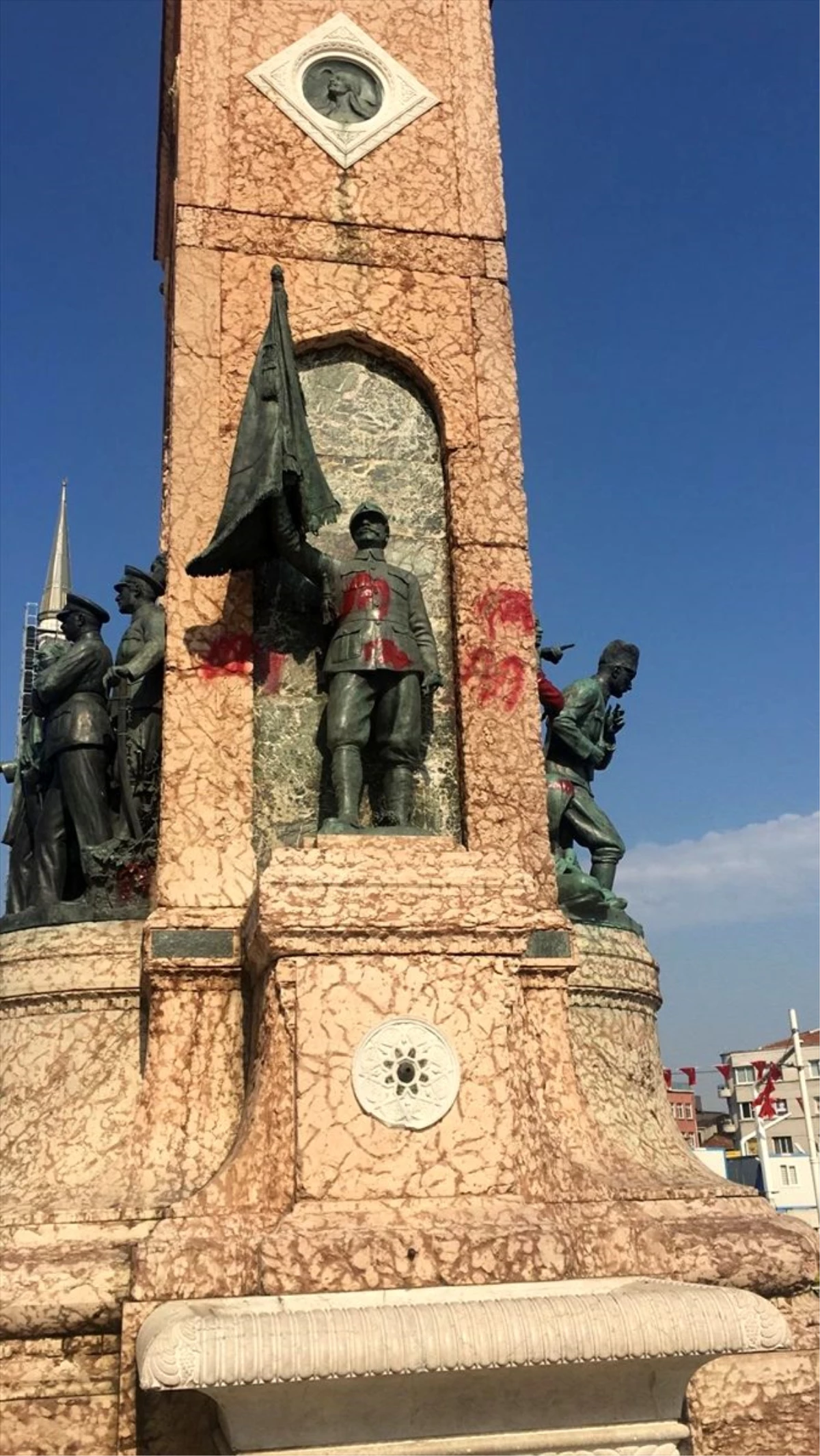 Taksim Cumhuriyet Anıtı\'na yazı yazan şüpheli yakalandı