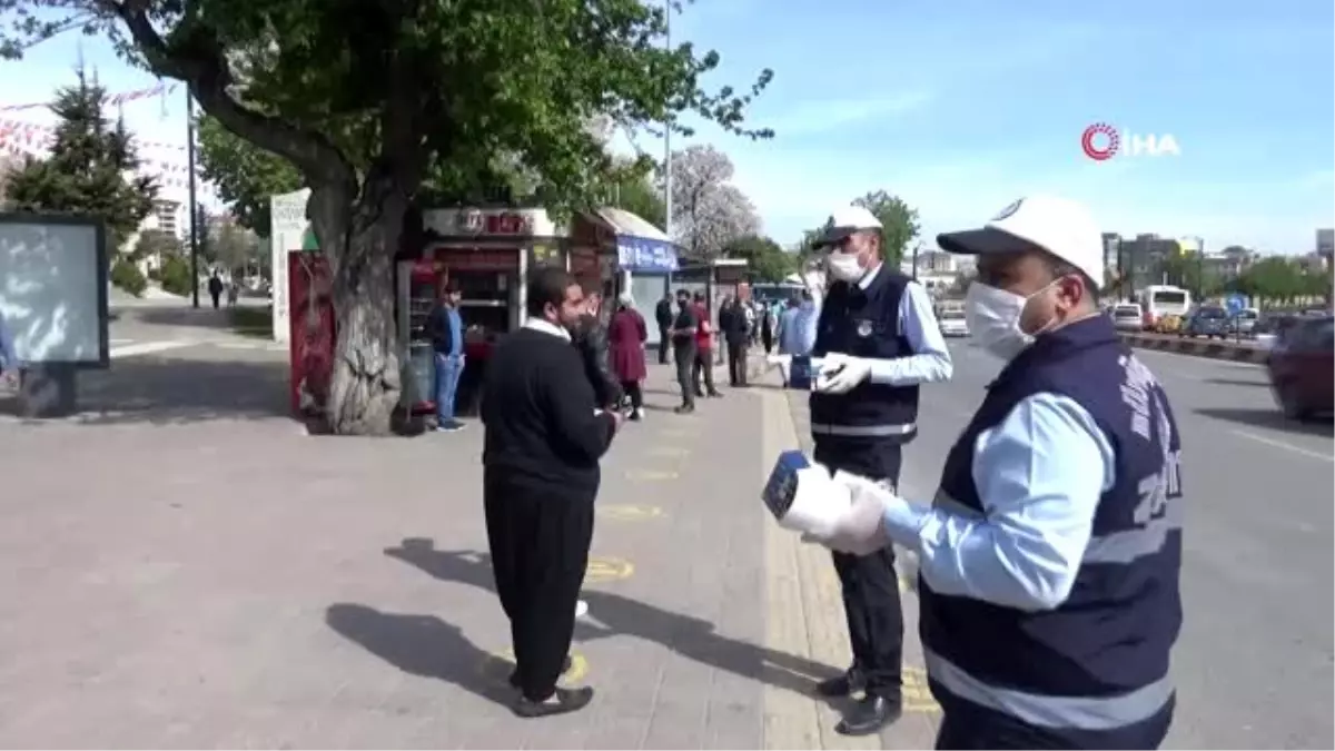 Vatandaşa maske dağıtıldı sürücülere uyarı yapıldı