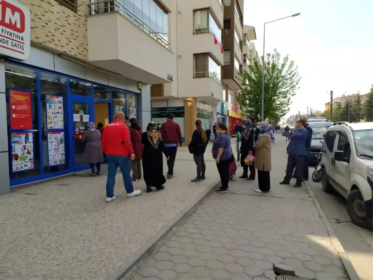 Yasağın ardından banka ve marketlerin önünde uzun kuyruklar oluştu