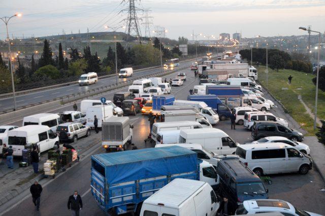 Yasağın sona ermesiyle esnaf, soluğu Bayrampaşa halinde aldı