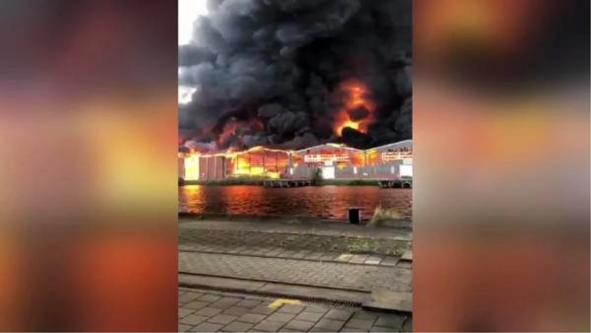 Almanya\'daki bir depoda yangın: Dumanlar gökyüzünü kapladı