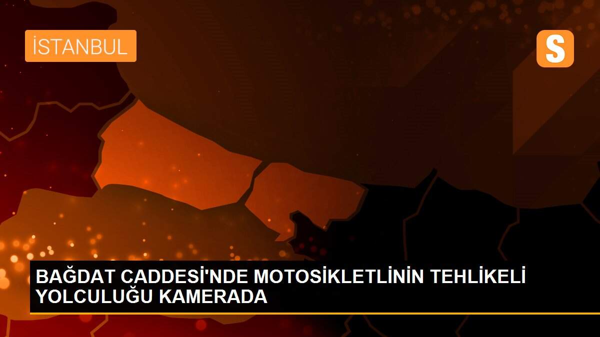 BAĞDAT CADDESİ\'NDE MOTOSİKLETLİNİN TEHLİKELİ YOLCULUĞU KAMERADA