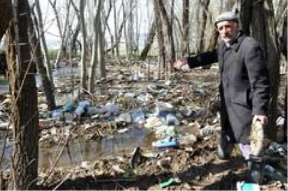 Derenin taşmasıyla köyün tüm çöpleri bahçesinde birikti