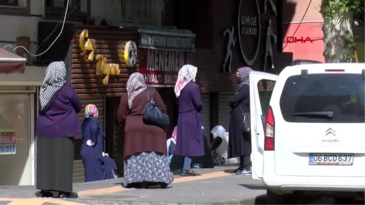 DİYARBAKIR PTT önünde kuyruk oluşturan vatandaşlar sosyal mesafe kuralına uydu