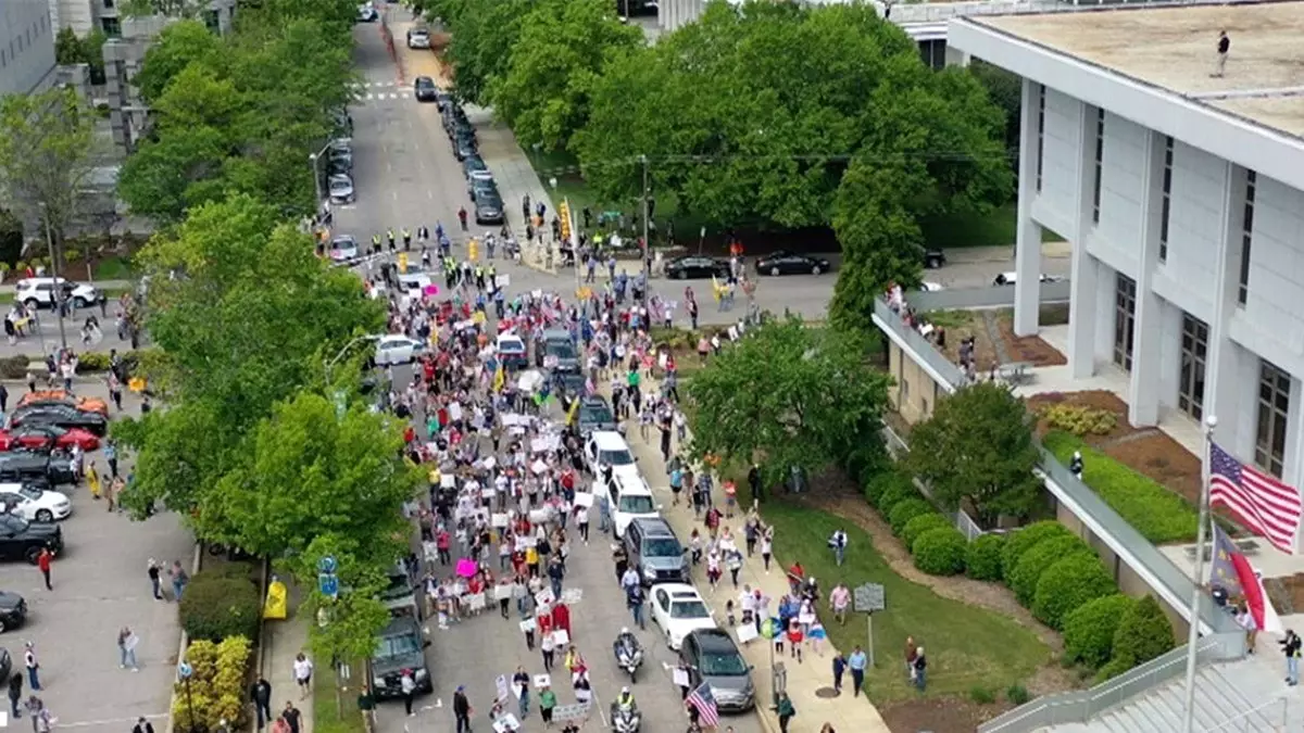 Evde Kalma Kurallarını Protesto Eden Kadın Virüse Yakalandı