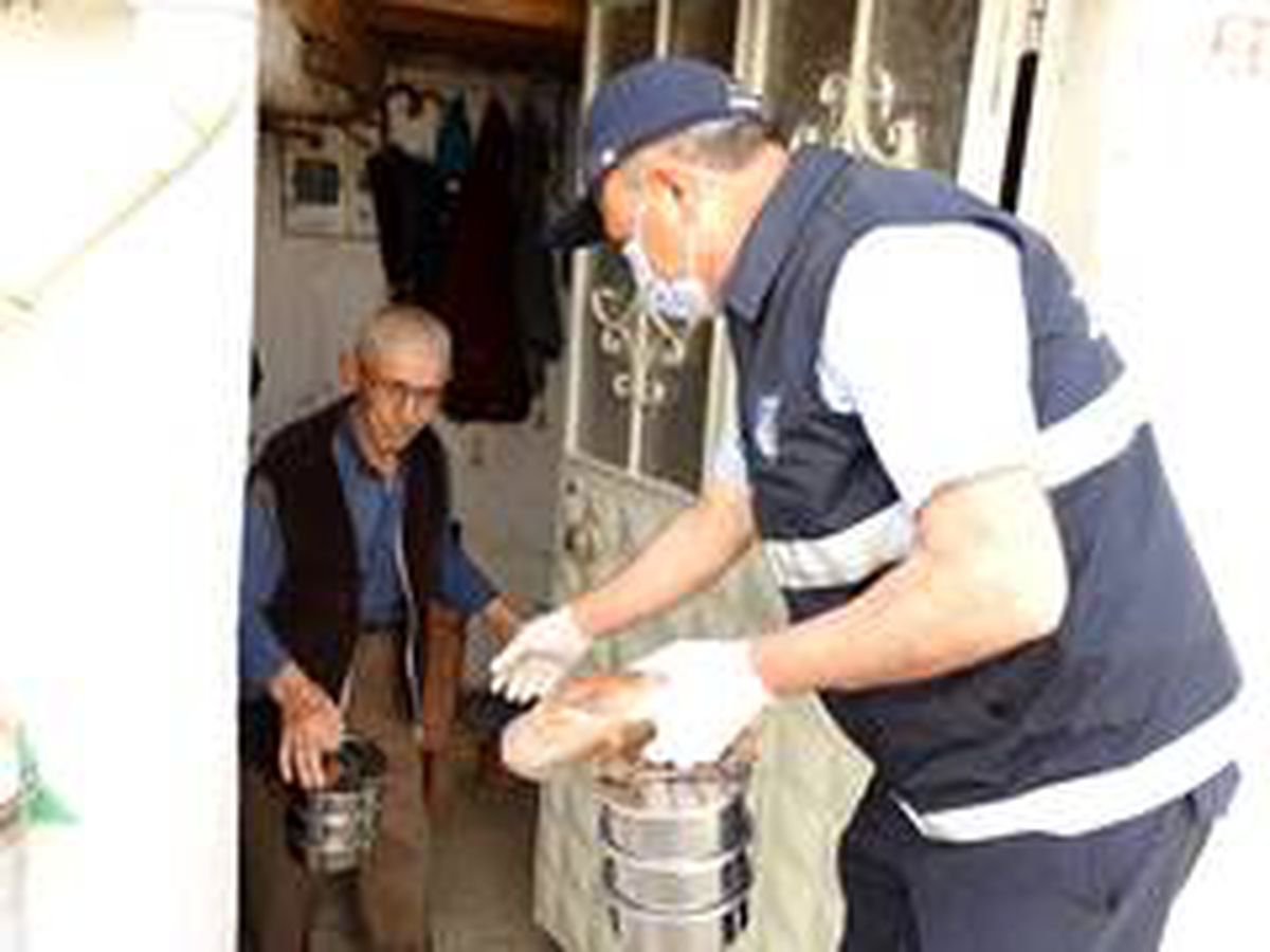 Hisarcık Belediyesi\'nden ihtiyaç sahiplerine evlerinde yemek servisi