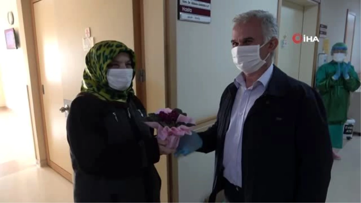 Korona virüsü yenen 58 yaşındaki karı-koca alkışlarla taburcu oldu