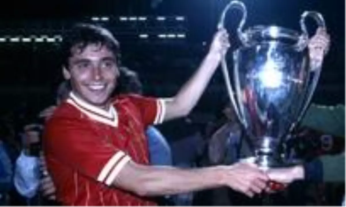 Liverpoollu eski futbolcu Michael Robinson hayata veda etti