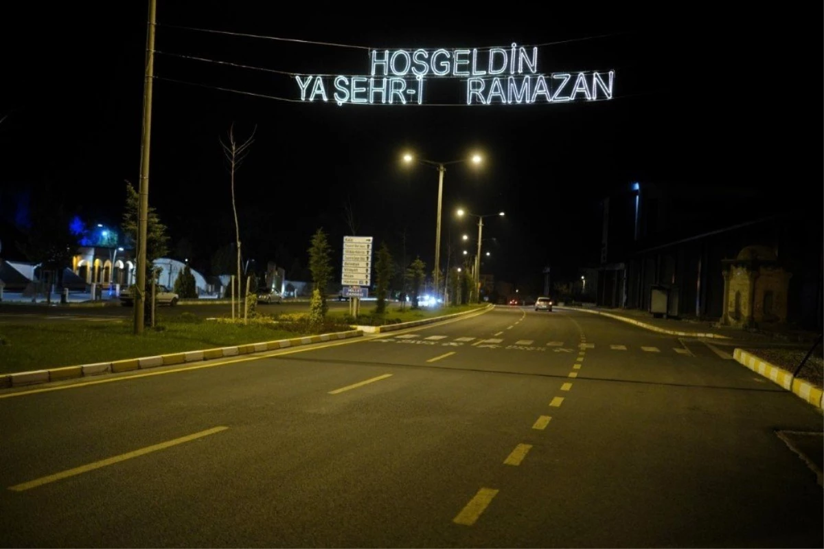 Nevşehir caddeleri 11 ayın Sultanı Ramazan\'da mahyalarla donatıldı