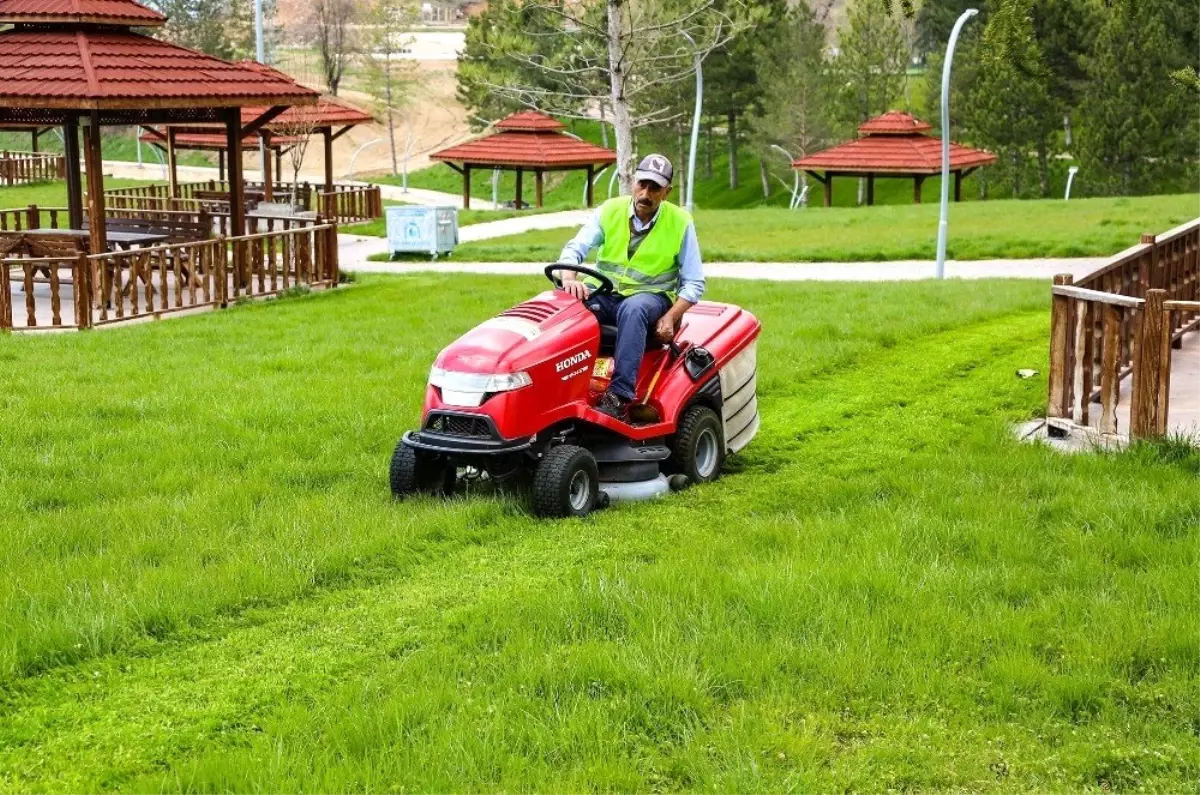 Park ve bahçelerde bahar temizliği