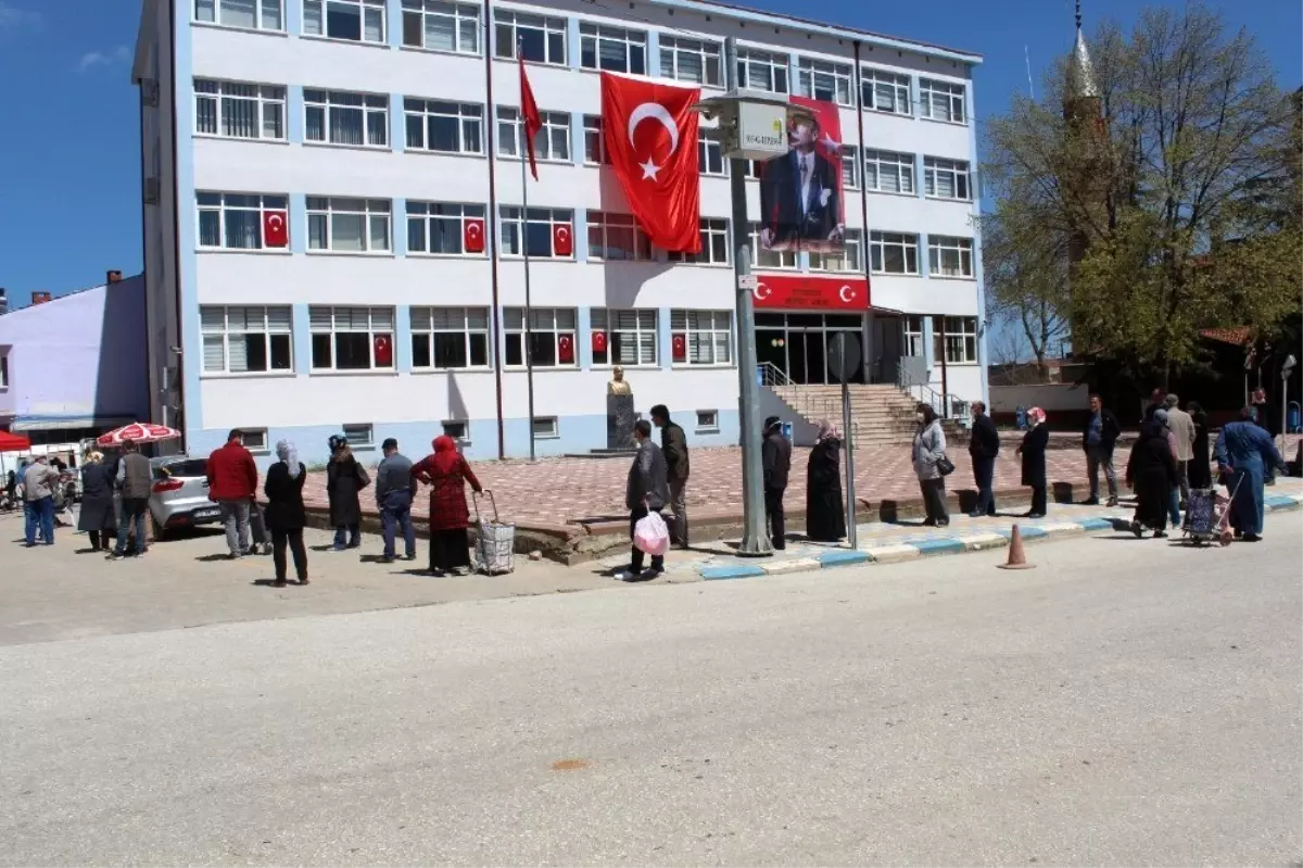 Ramazan ayında kurulan ilk pazarda uzun kuyruklar oluştu