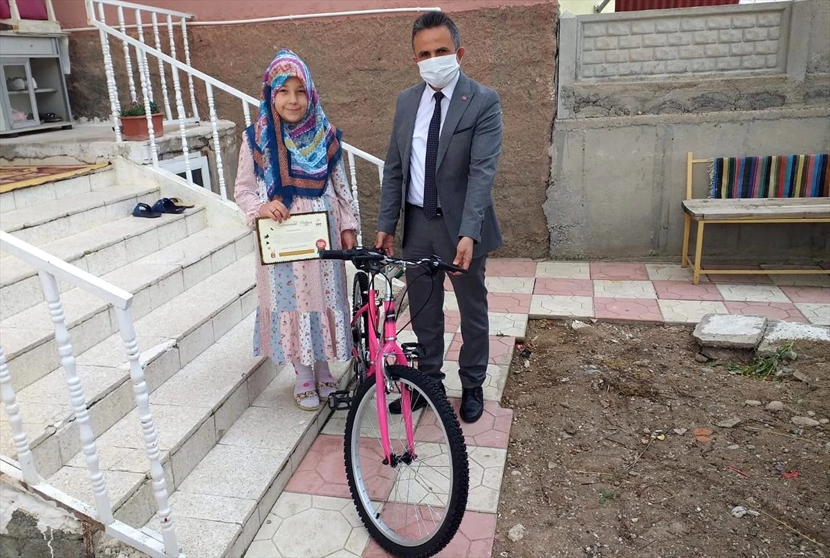 Sorgun\'da bisiklet için biriktirdiği parayı bağışlayan öğrenciye bisiklet hediye edildi