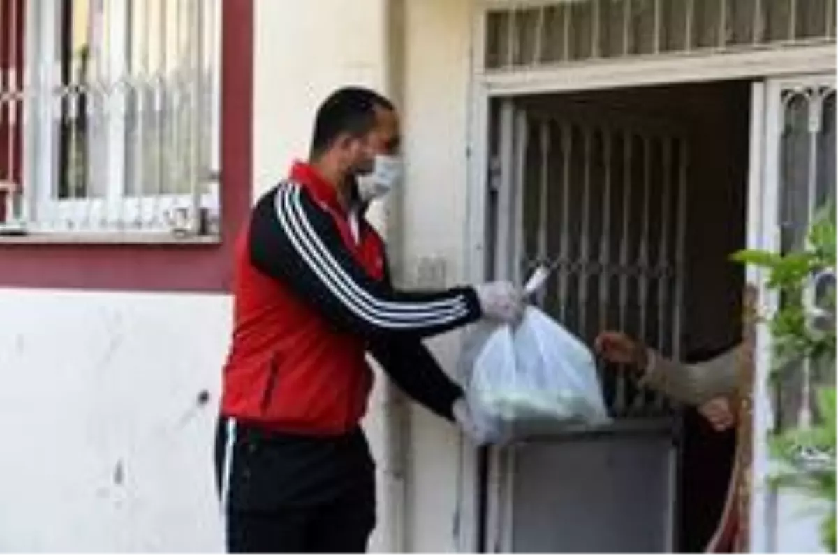 Tarsus Belediyesi, çiftçilerden aldığı mahsulleri ücretsiz dağıtıyor
