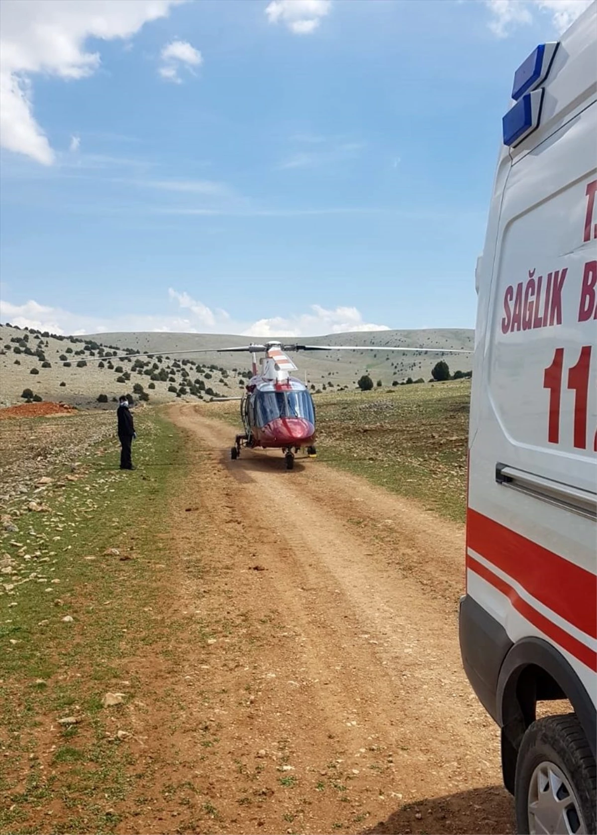 Afyonkarahisar\'da devrilen traktörün sürücüsü yaralandı
