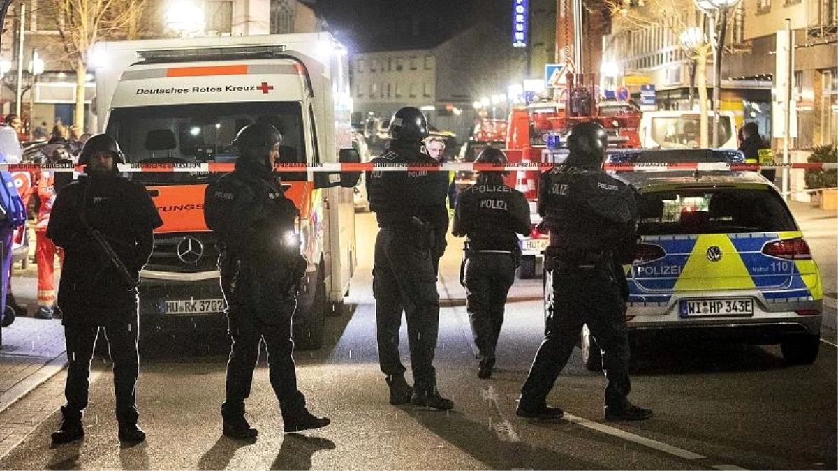 Almanya\'da en az 5 kişi yoldan geçenlere bıçakla saldırdı: 4 kişi yaralandı