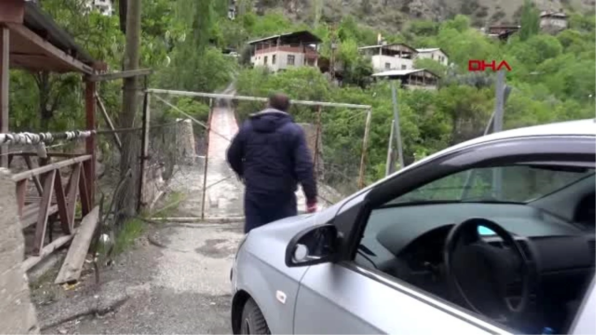 ARTVİN Koronavirüsten korunmak için köyün girişine kapılı önlem