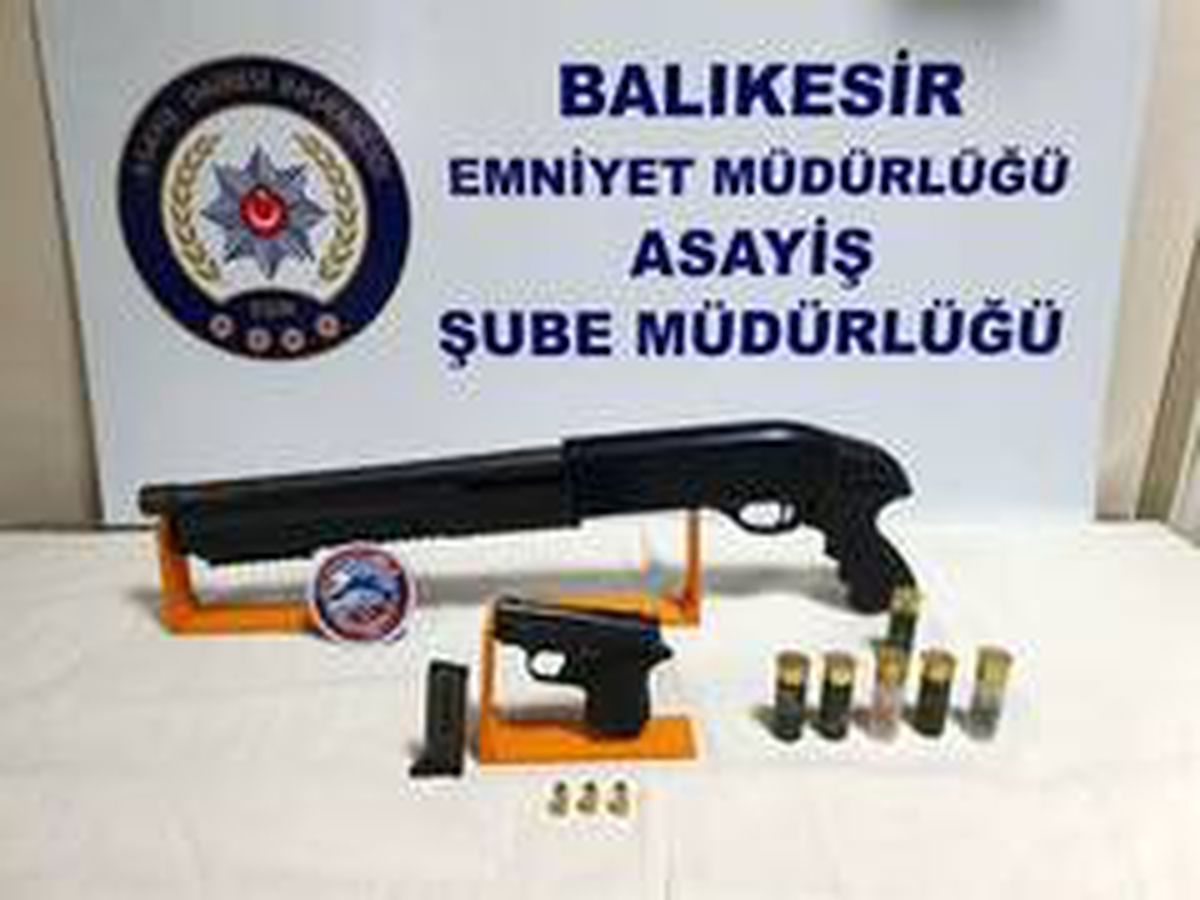 Balıkesir\'de polis 5 silah ele geçirdi