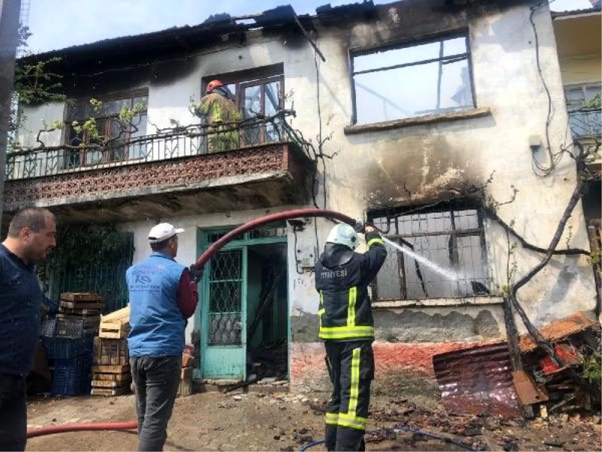 Bursa\'da 2 katlı ev yandı