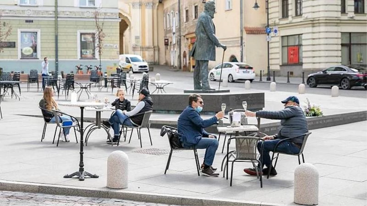 Covid-19 önlemleri kalktı, Vilnius meydanları \'açık hava kafelerine\' dönüştü